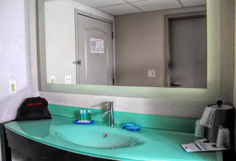 身障者適用キングサイズベッドルーム, Holiday Inn Express Rochester   Greece, An Ihg
