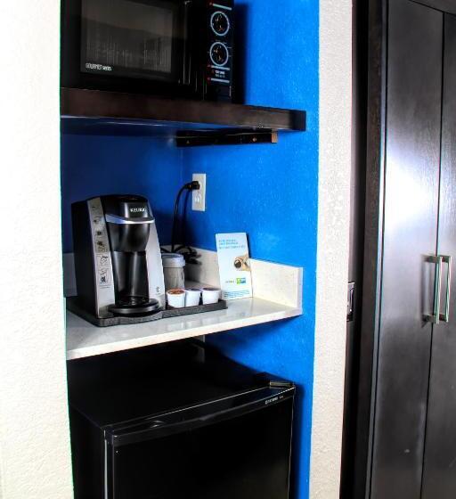 Номер Стандарт Кровать Кинг Адаптированный для Инвалидов, Holiday Inn Express Rochester   Greece, An Ihg