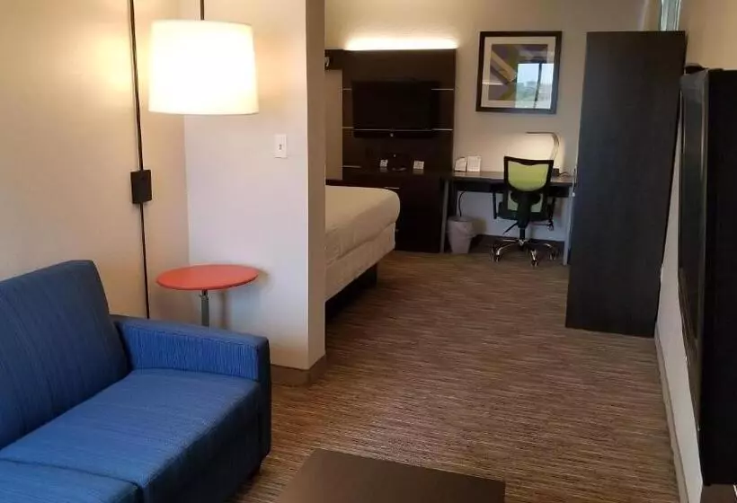 キングサイズベッドのスイートルーム, Holiday Inn Express Rochester   Greece, An Ihg