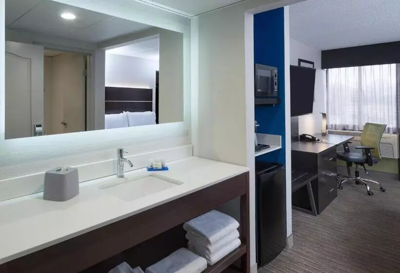 キングサイズベッドのスイートルーム, Holiday Inn Express Rochester   Greece, An Ihg