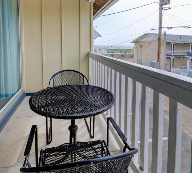 キングサイズベッドのスタンダードルーム, Waves Oceanfront Resort