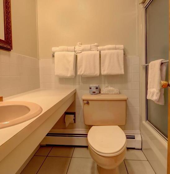 クイーンベッドのデラックスルーム, Waves Oceanfront Resort