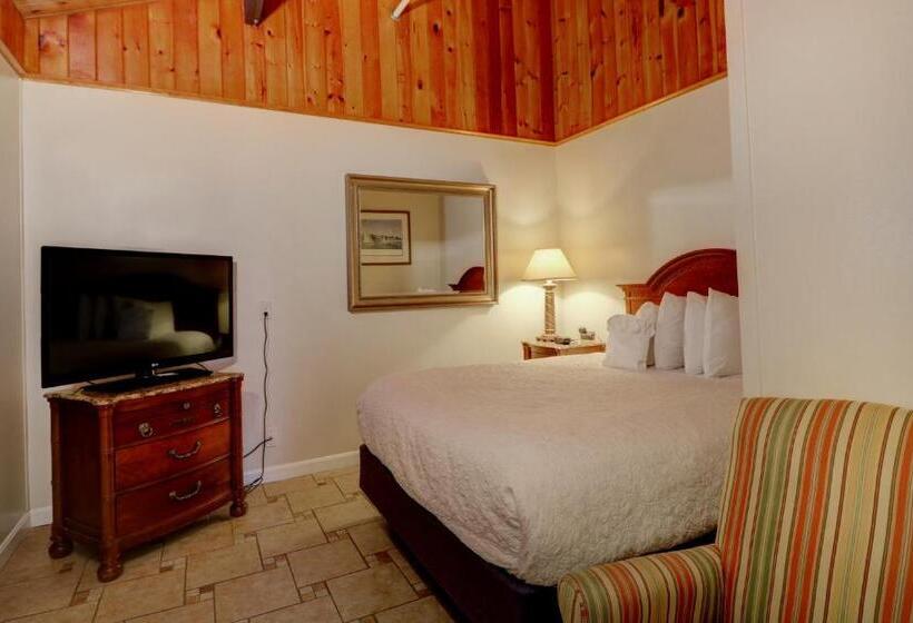 クイーンベッドのデラックスルーム, Waves Oceanfront Resort