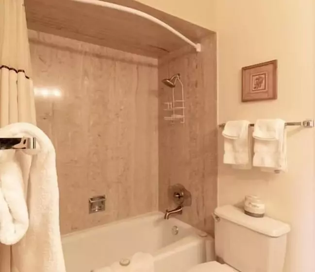 Talo 2 Makuuhuonetta, Wildwood Inn