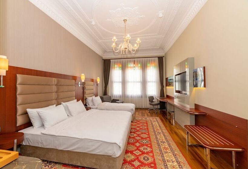 اتاق لوکس سه تخته, Blue Gilroy