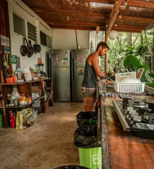 ルームシェアのワンベッド, Akih Pods Hostel