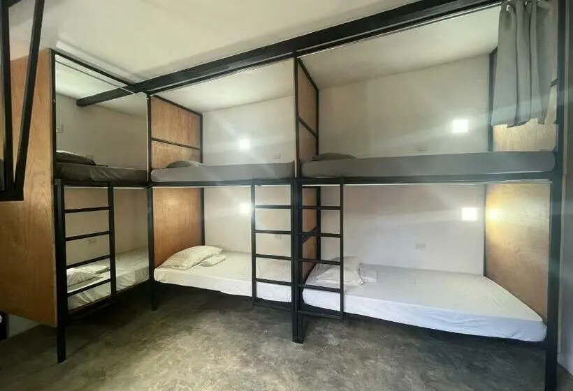 ルームシェアのワンベッド, Akih Pods Hostel