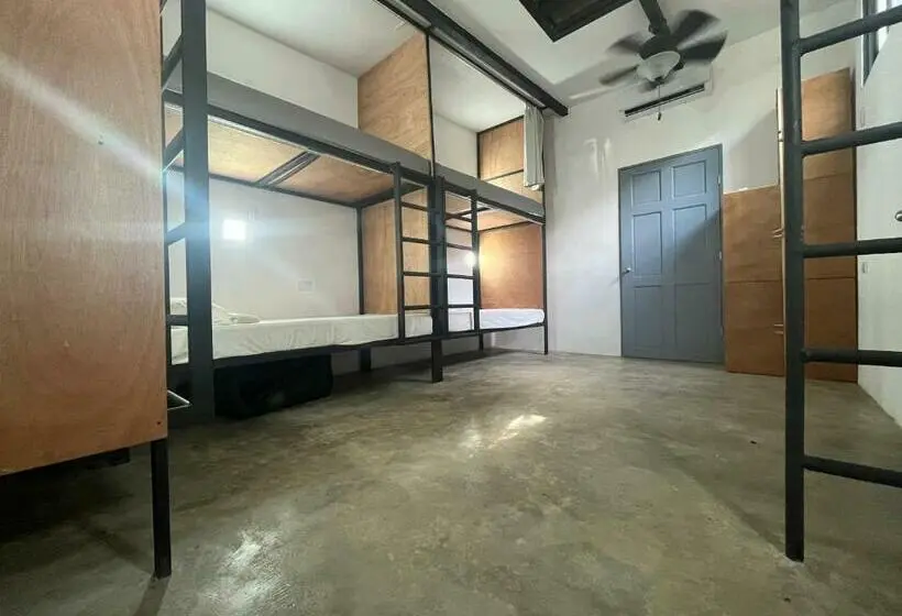 ルームシェアのワンベッド, Akih Pods Hostel