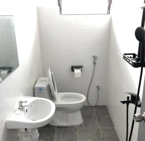 اتاق خانوادگی با سرویس بهداشتی مشترک, Miniinn Guest House