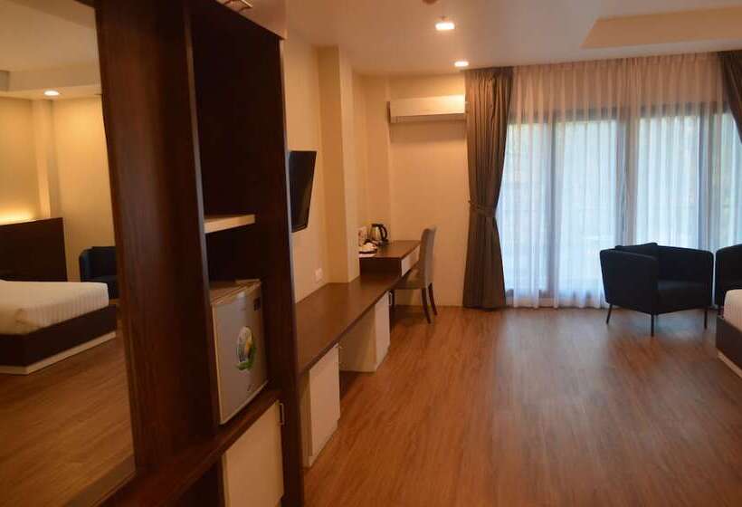 اتاق لوکس با بالکن, Airport Avenue