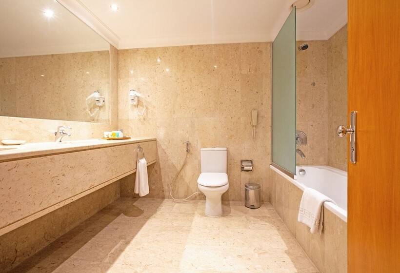 带按摩浴盆的套房, Dubai Marine Beach Resort & Spa