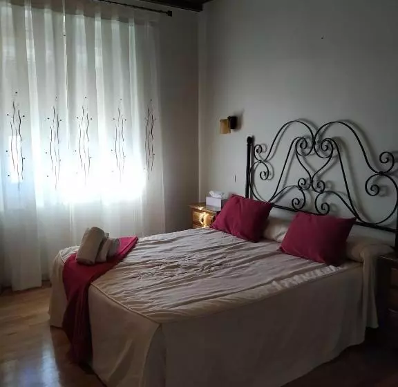 اتاق سوپریور, Hostal Los Escudos