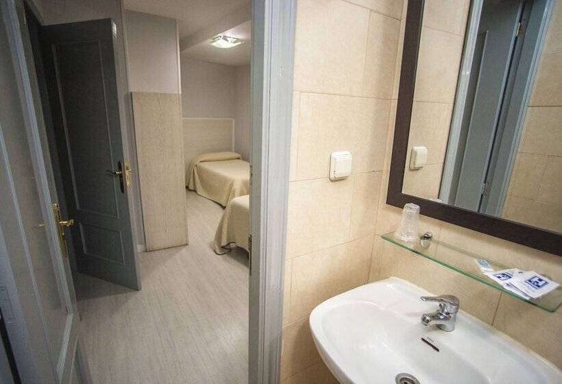 اتاق استاندارد سه نفره, Hostal Santa Barbara
