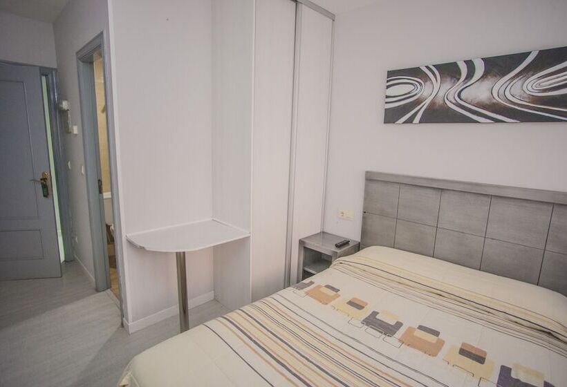 اتاق استاندارد سه نفره, Hostal Santa Barbara