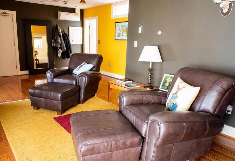 جناح مزود بجاكوزى, The Woodstocker B&b