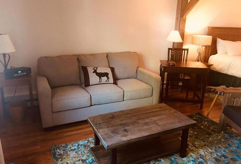 جناح جونيور, The Woodstocker B&b