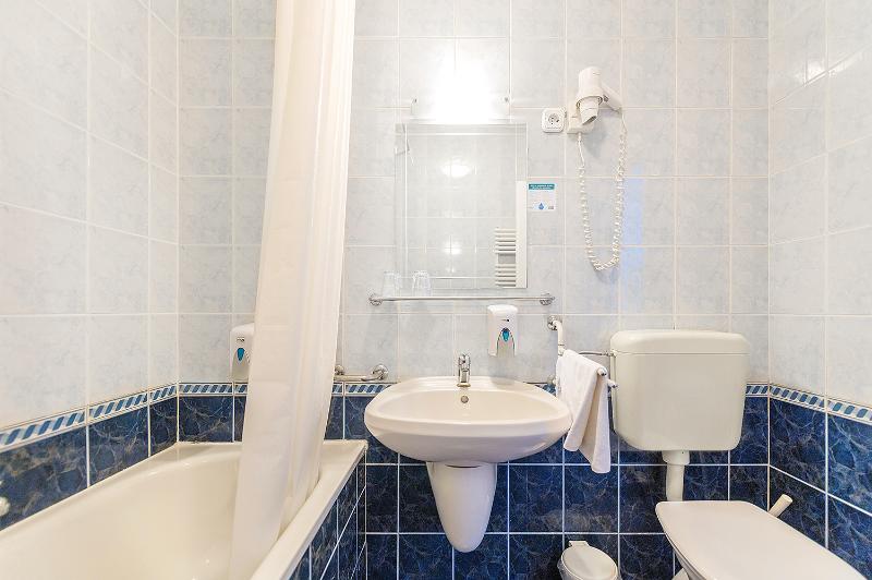 اتاق استاندارد, Baross City