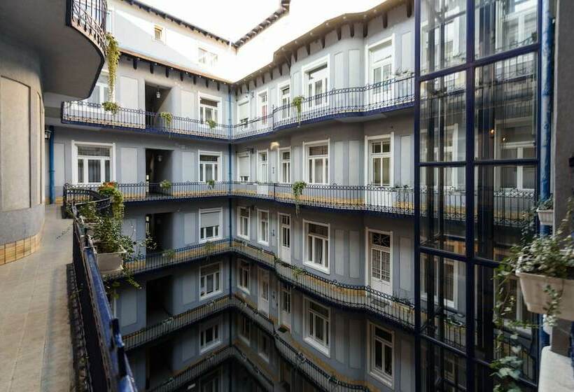 اتاق استاندارد, Baross City