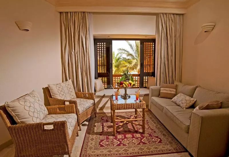 اتاق لوکس, Honest Granada