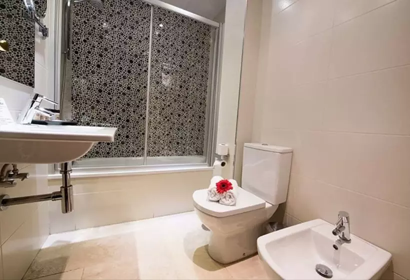 اتاق استاندارد, Honest Granada