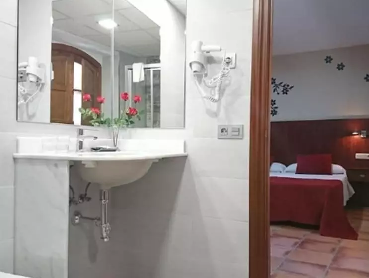 اتاق استاندارد سه نفره, Honest Granada