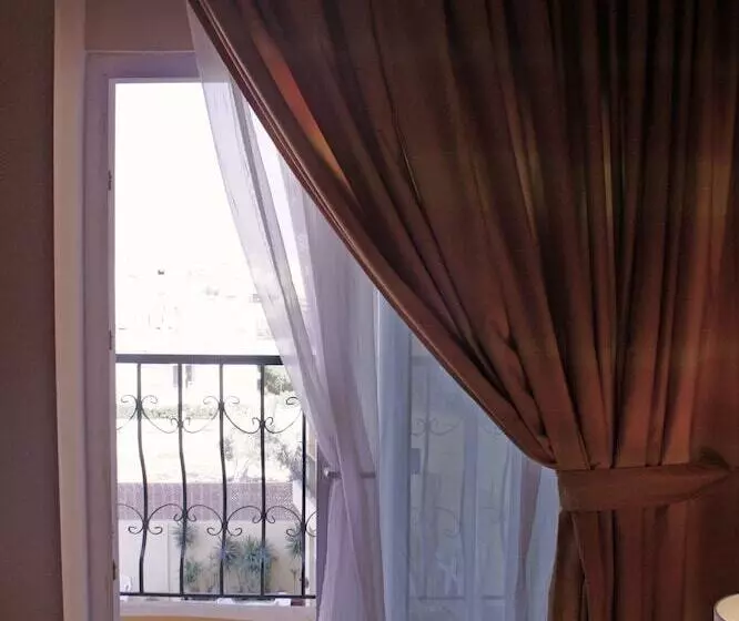 اتاق استاندارد سه نفره, Mariam