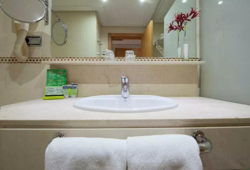 Habitació Triple Estàndard, Silken Luis De Leon