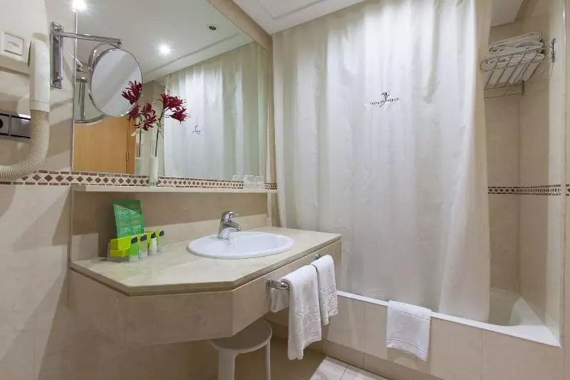 Habitació Triple Estàndard, Silken Luis De Leon