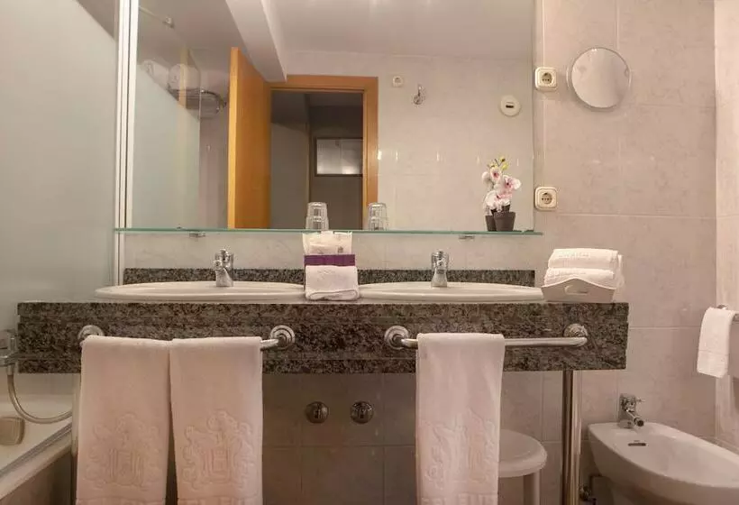 اتاق استاندارد سه نفره, YOMO Eureka