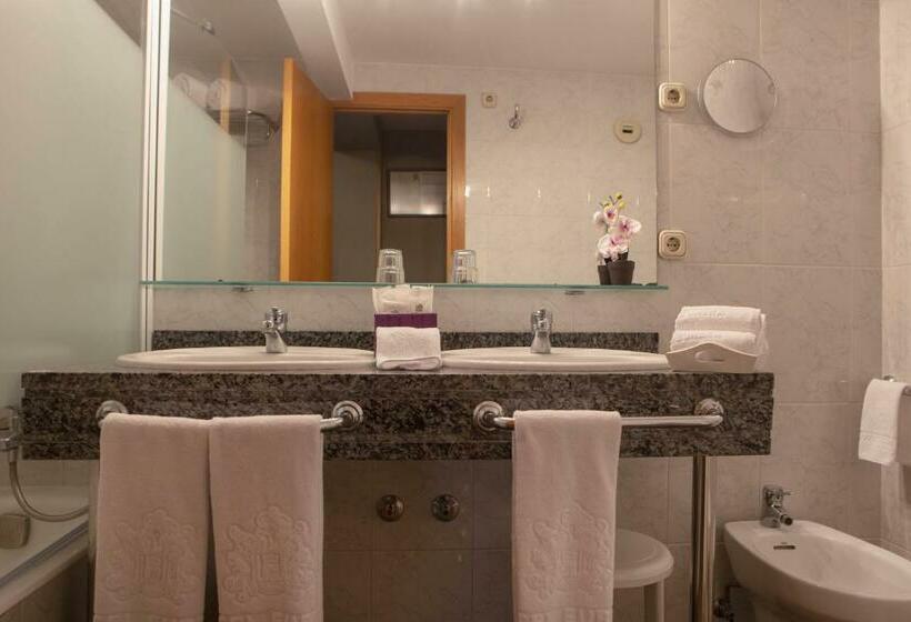 غرفة عائلية, YOMO Eureka