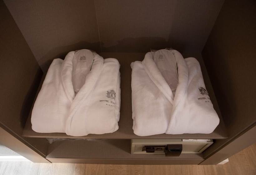 غرفة عائلية, YOMO Eureka