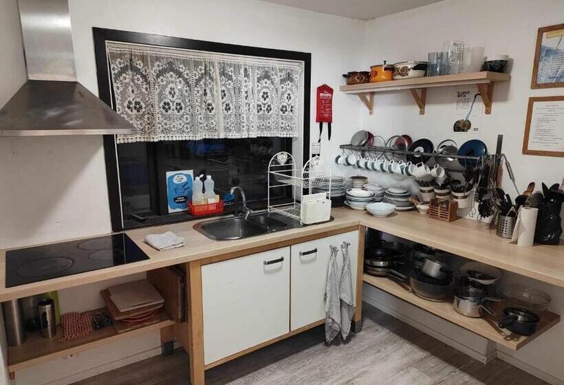 اتاق استاندارد با سرویس بهداشتی مشترک, Vík Hostel