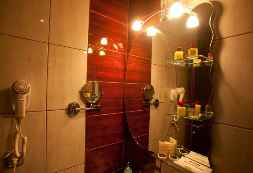 اتاق استاندارد, Luka's