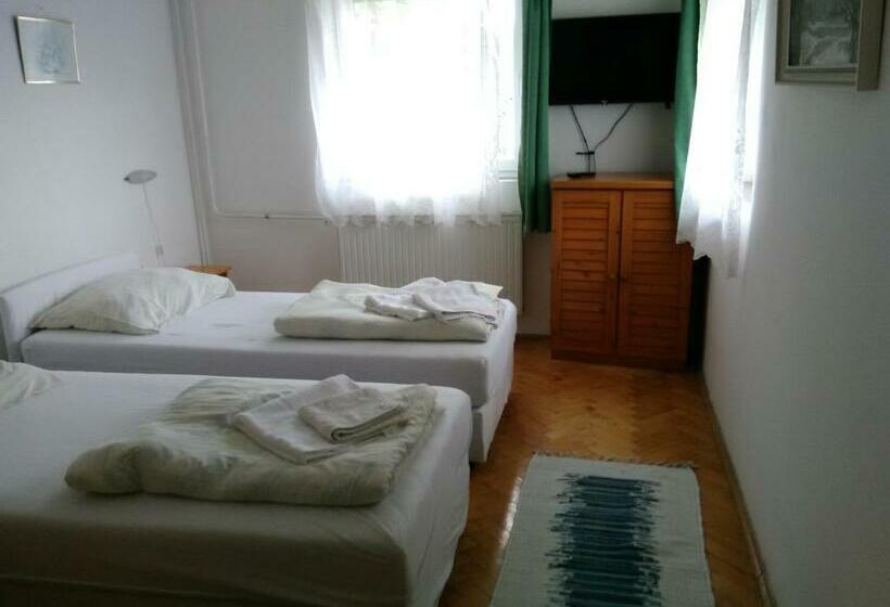 スタンダードスタジオ, Paprika Vendégház