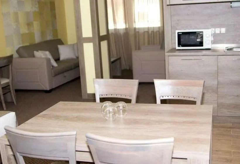 Estudio Estándar, Etropolia