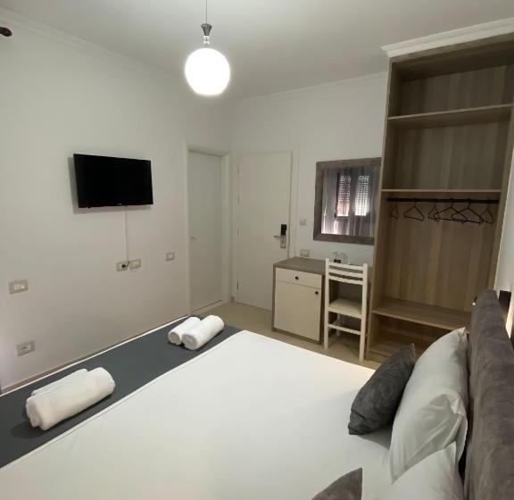 اتاق لوکس با بالکن, Abedini