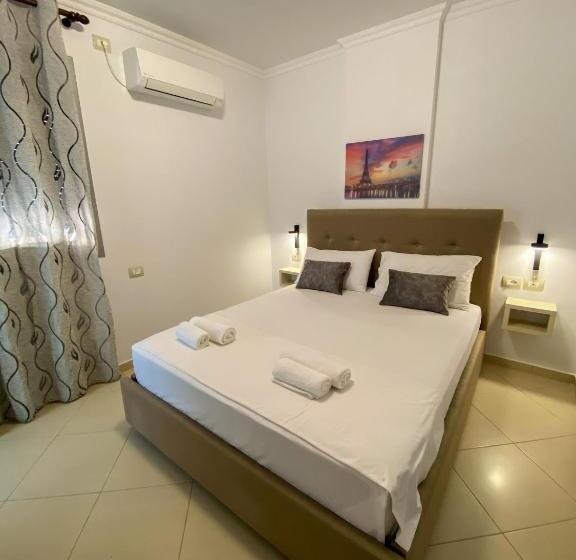 اتاق لوکس با بالکن, Abedini