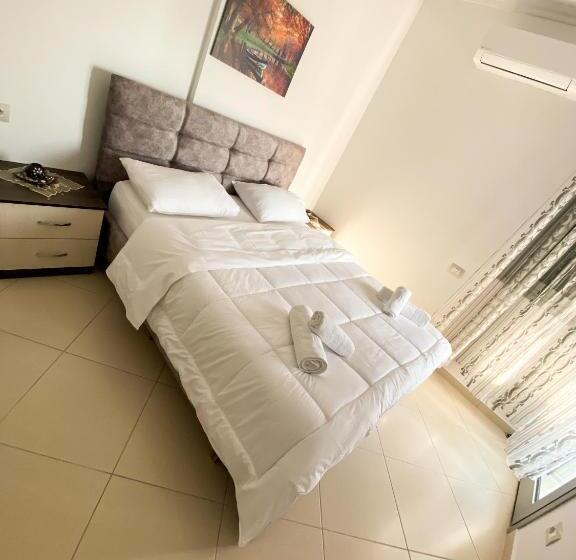 اتاق لوکس با بالکن, Abedini