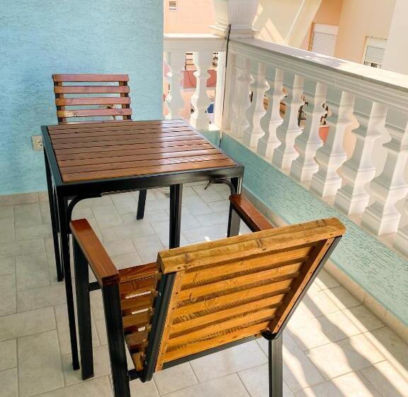 اتاق لوکس با بالکن, Abedini