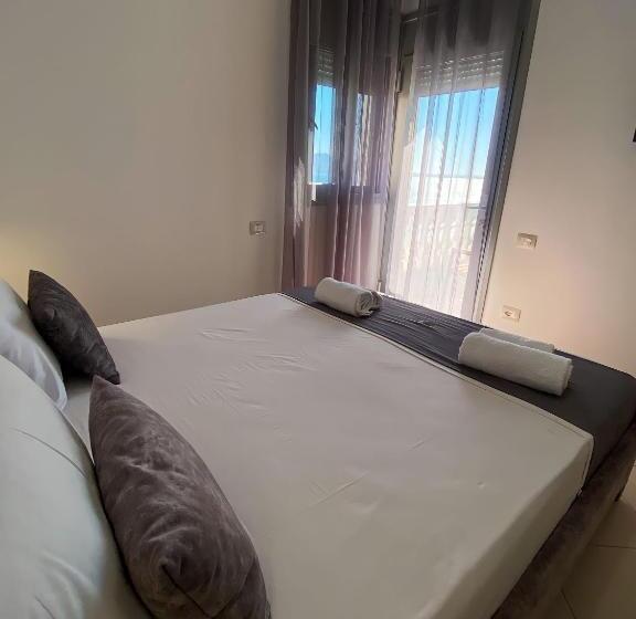 اتاق لوکس با بالکن و چشمانداز دریا, Abedini