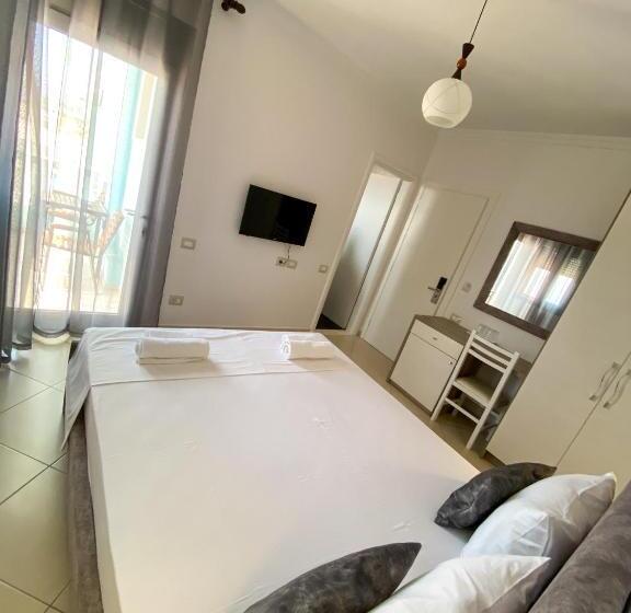 اتاق لوکس با بالکن و چشمانداز دریا, Abedini