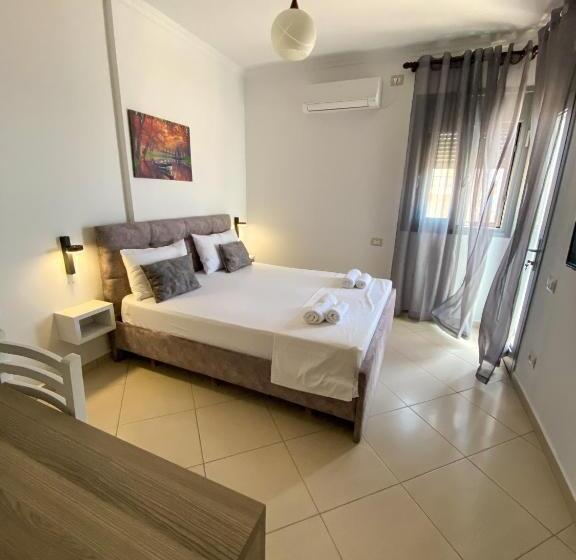 اتاق لوکس با بالکن و چشمانداز دریا, Abedini