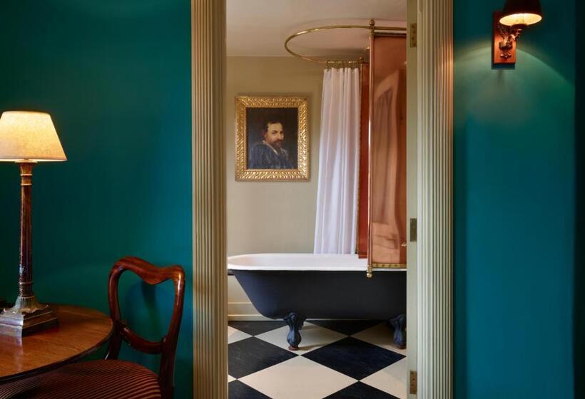 Superior Room, Hazlitt S