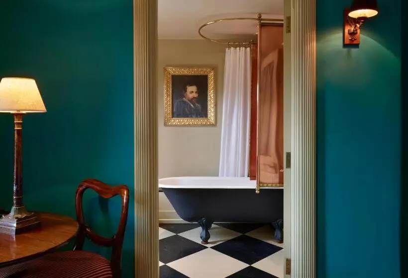 Superior Room, Hazlitt S
