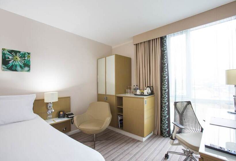 اتاق استاندارد با چشم‌انداز رودخانه, Hilton Garden Inn Glasgow City Centre