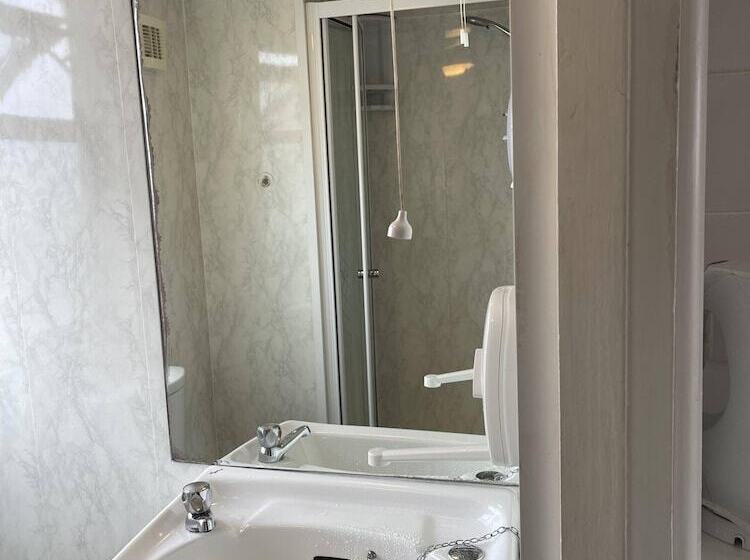 سوییت خانوادگی, Lamplighter Guesthouse