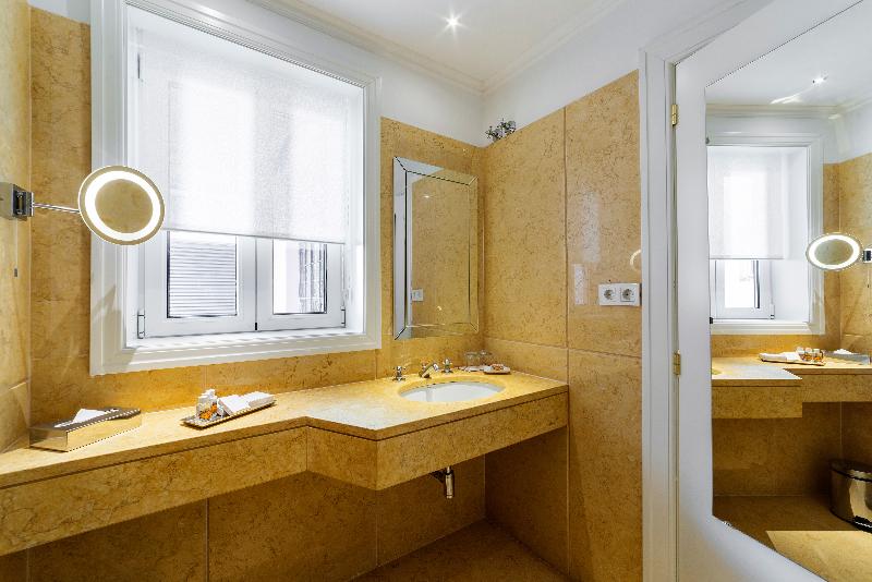 デラックスの４人部屋, OYO Townhouse New England Victoria