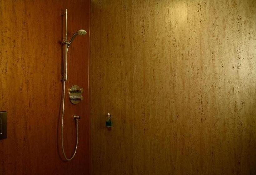 חדר סטנדרט יחיד, The Knighton