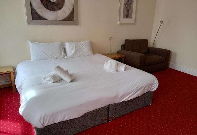 חדר קומפורט לשלושה, The Knighton