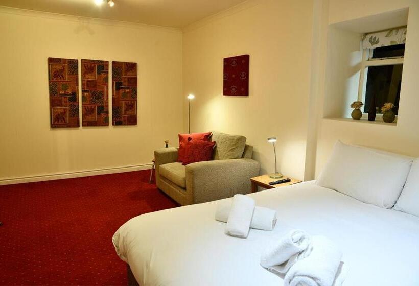 חדר קומפורט לשלושה, The Knighton